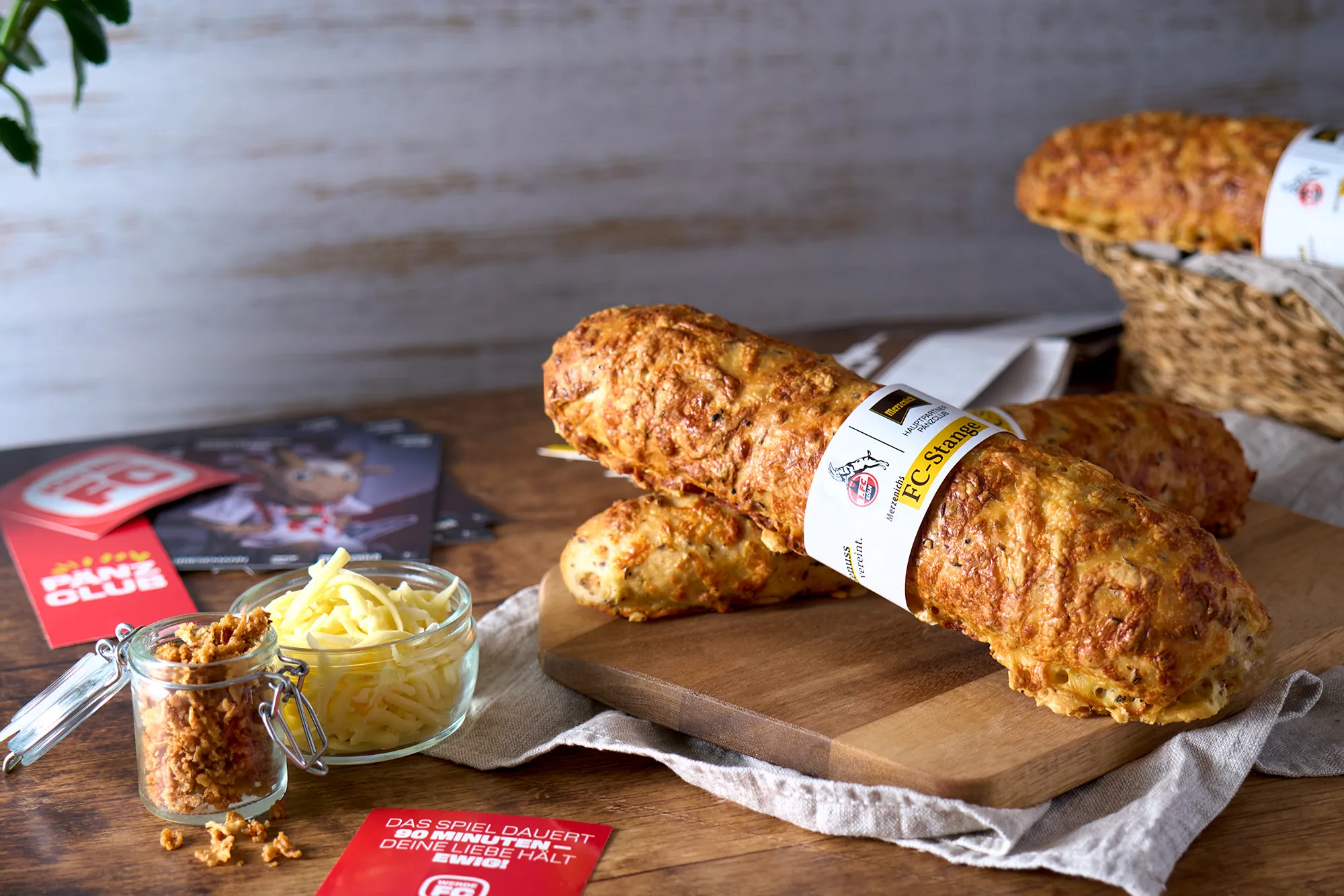 Zwei goldbraune FC-Stangen mit Käse und Röstzwiebeln