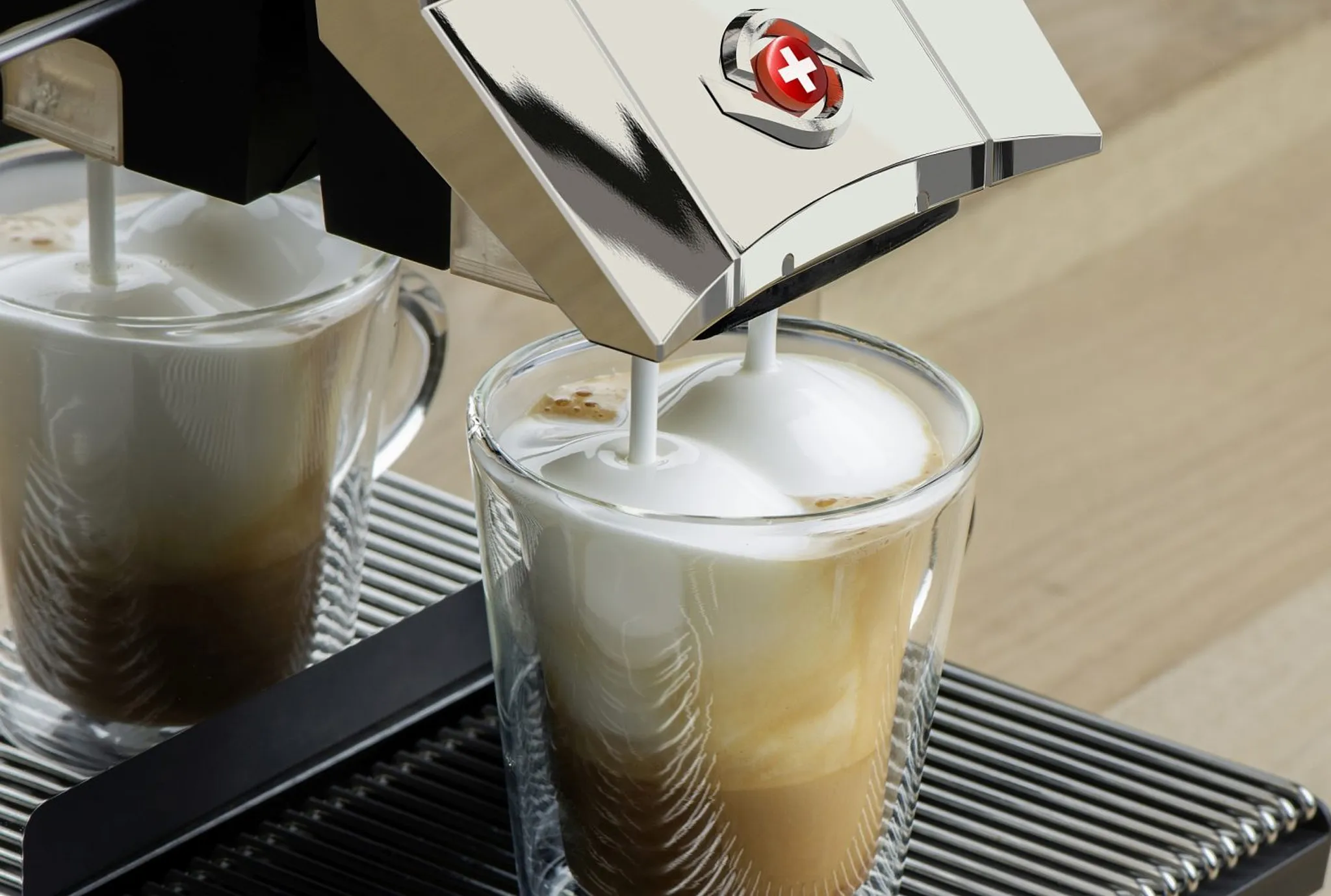 Zwei Kaffeetassen werden mit frisch gebrühtem Kaffee aus einer Thermoplan Maschine gefüllt