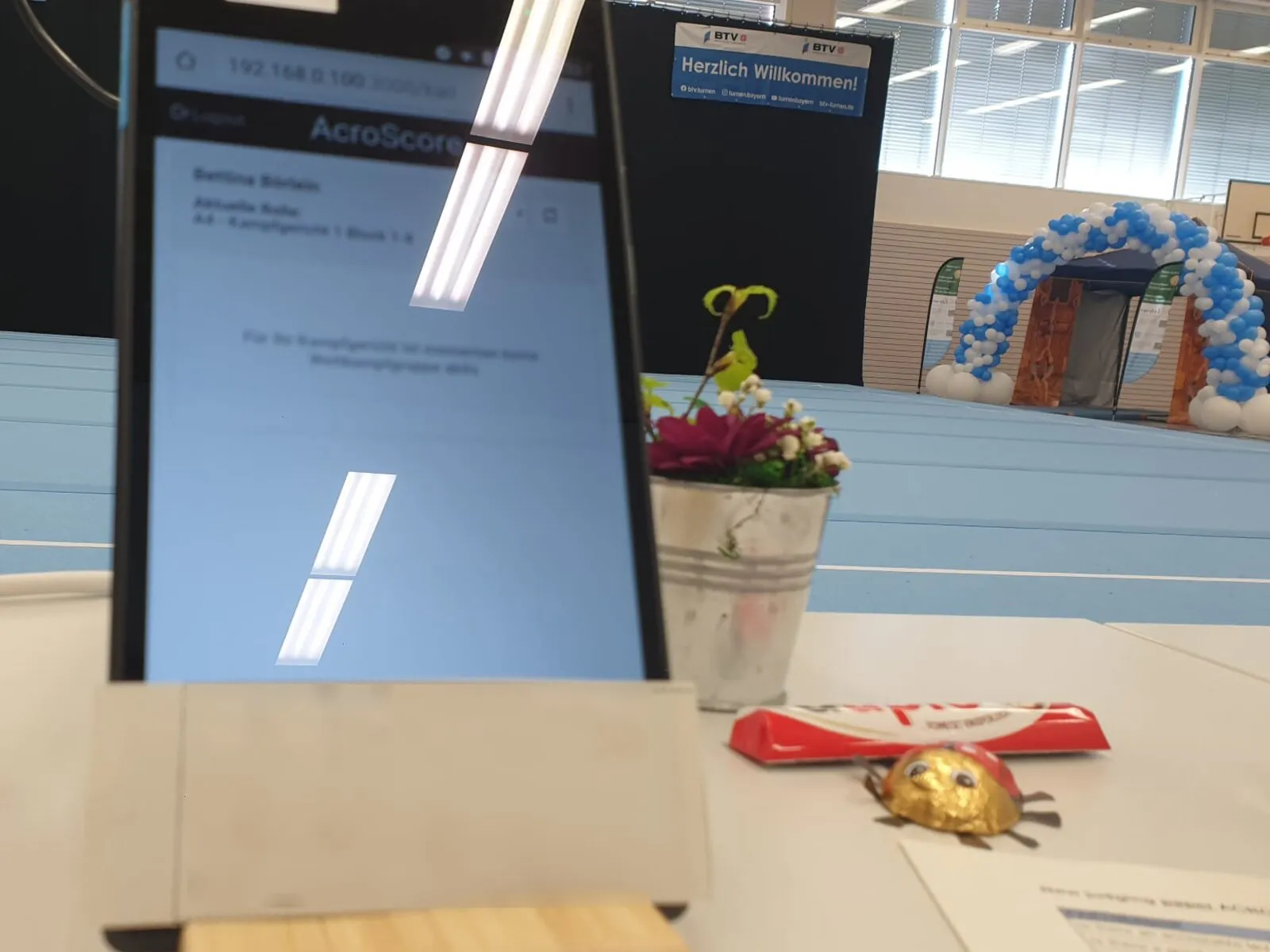 Zwei Kampfrichterinnen besprechen Details bei einer Sportakrobatikveranstaltung