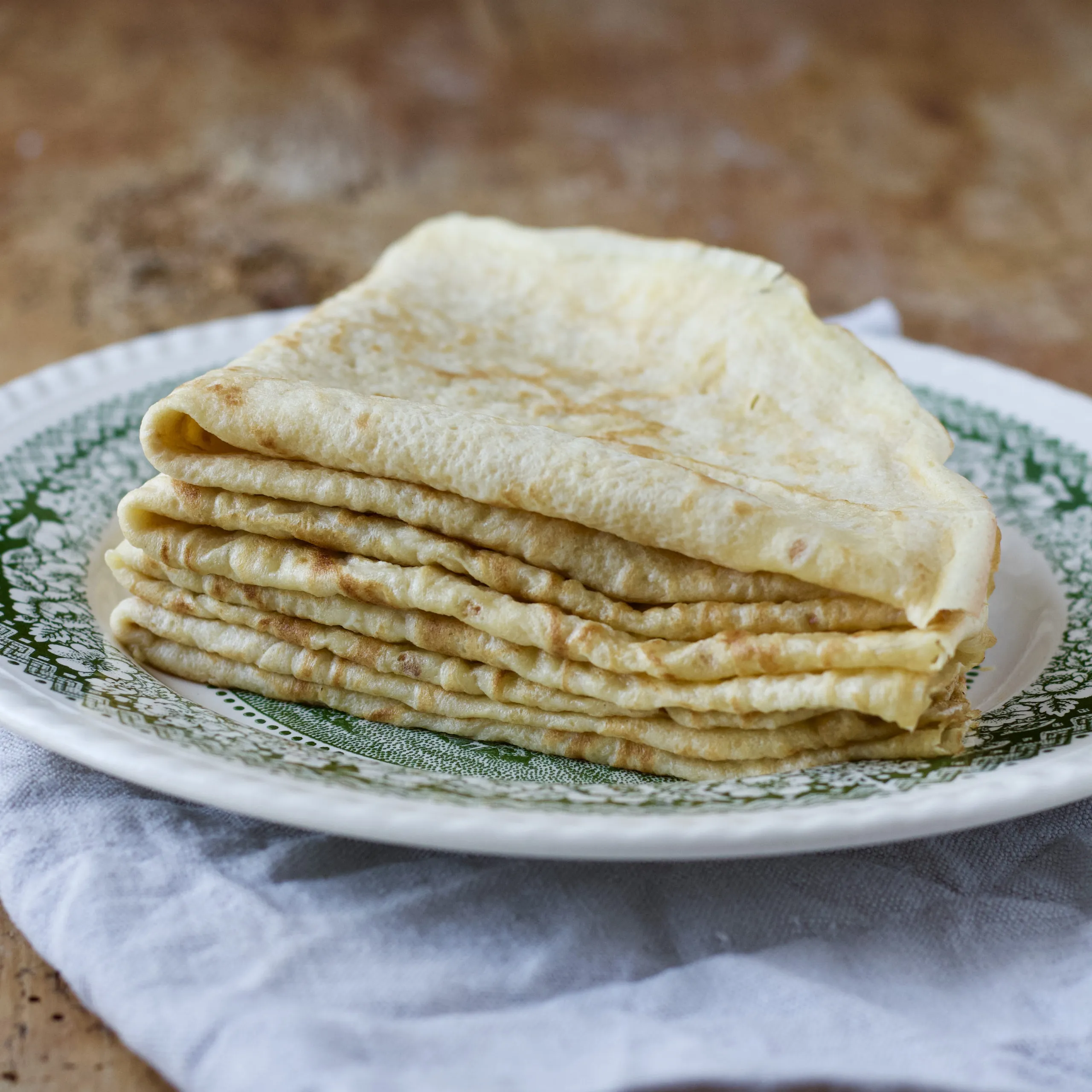 Zwei Palatschinken, gefüllt mit Marmelade und aufgerollt, bereit zum Servieren