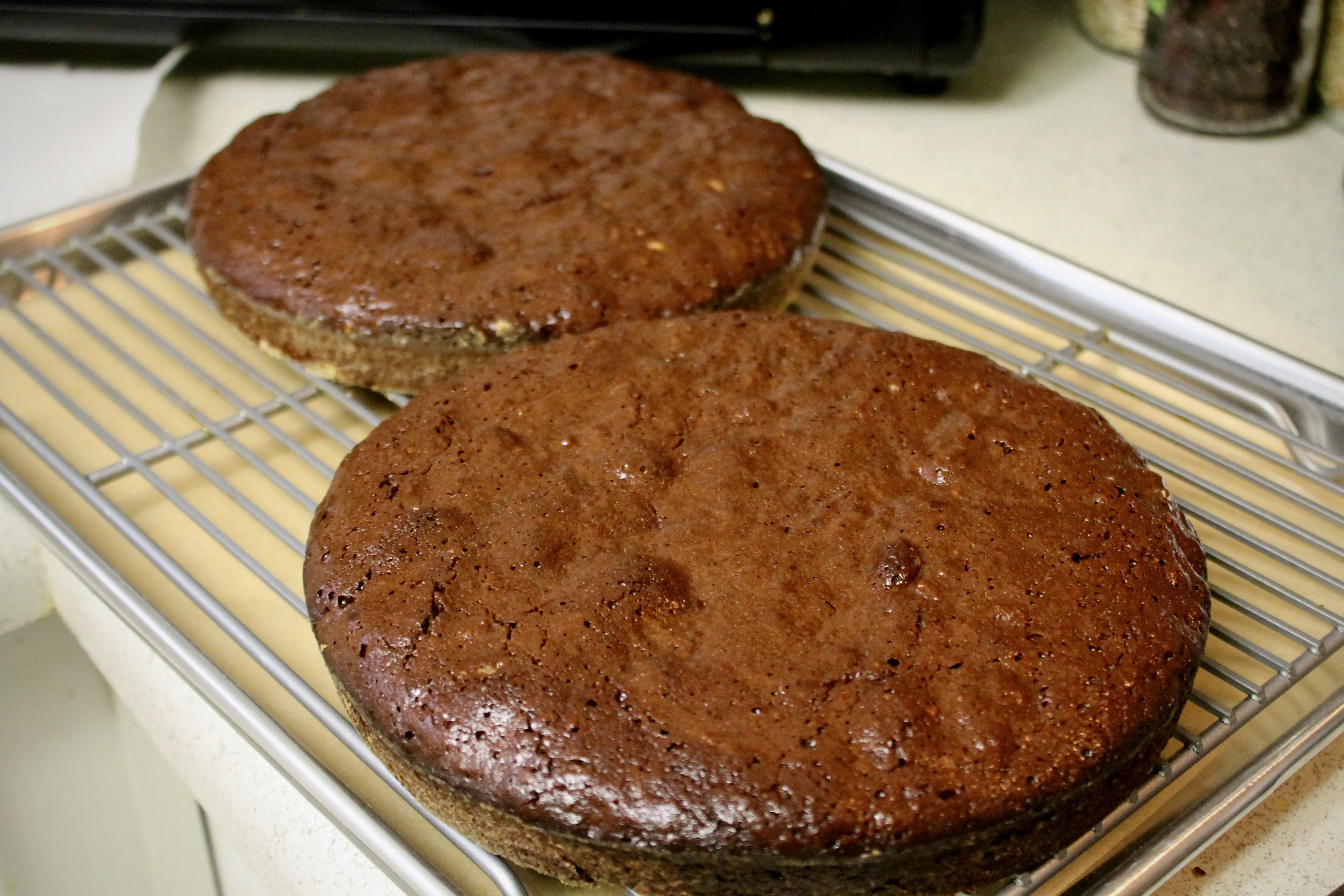 Zwei perfekt gebackene Brownie-Böden nach dem Herausnehmen aus dem Ofen