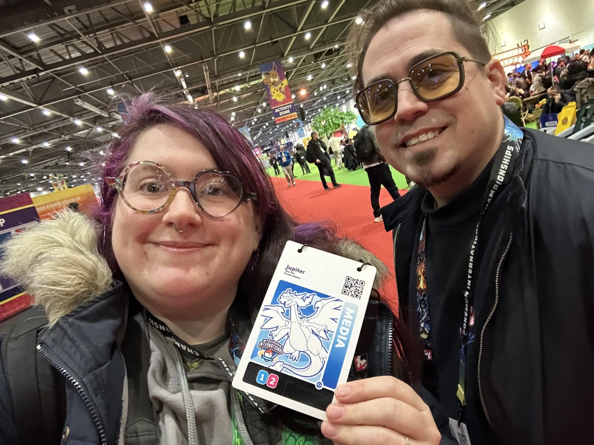 Zwei Personen posieren auf der Pokemon EUIC