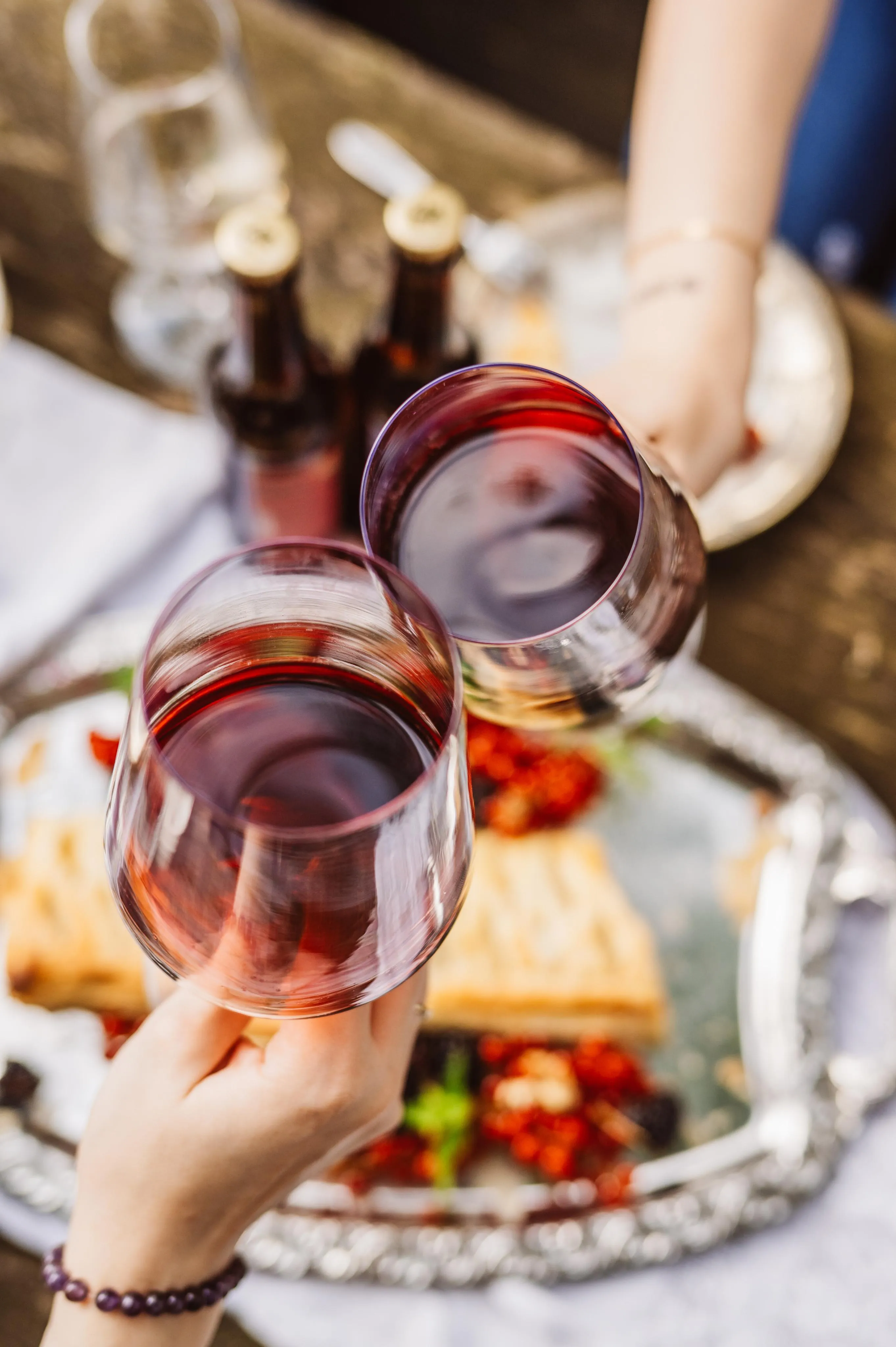 Zwei Personen stoßen festlich mit PriSecco an