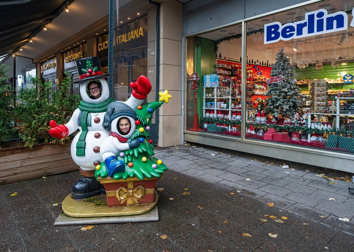 Zwei Reisende, YS und ML, stehen lachend in einer Straße in Berlin