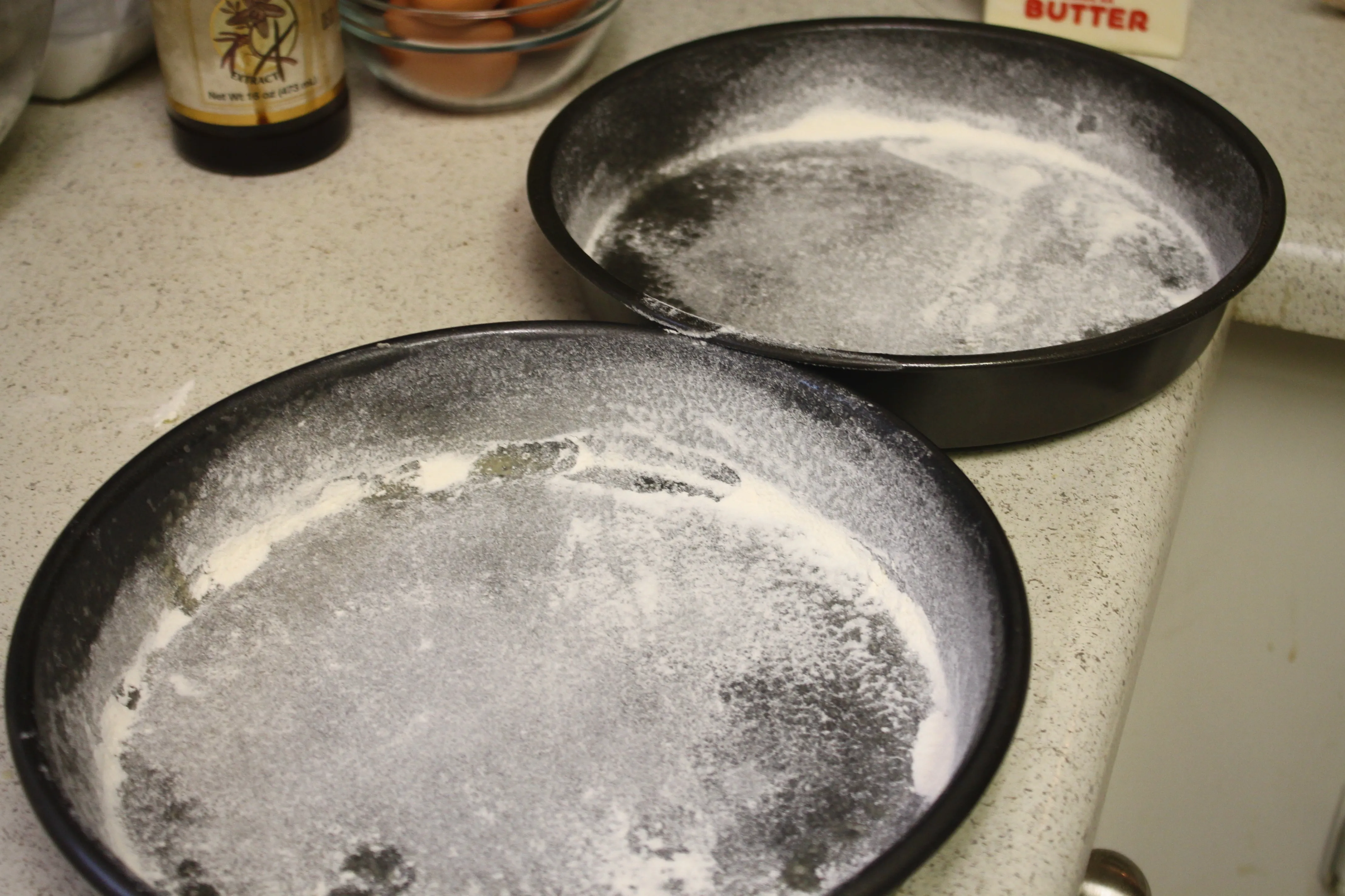 Zwei runde Backformen, bereit für den Brownie-Teig