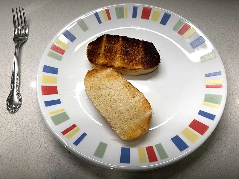 Zwei Scheiben Toast aus dem Tineco TOASTY ONE, eine heller, eine dunkler