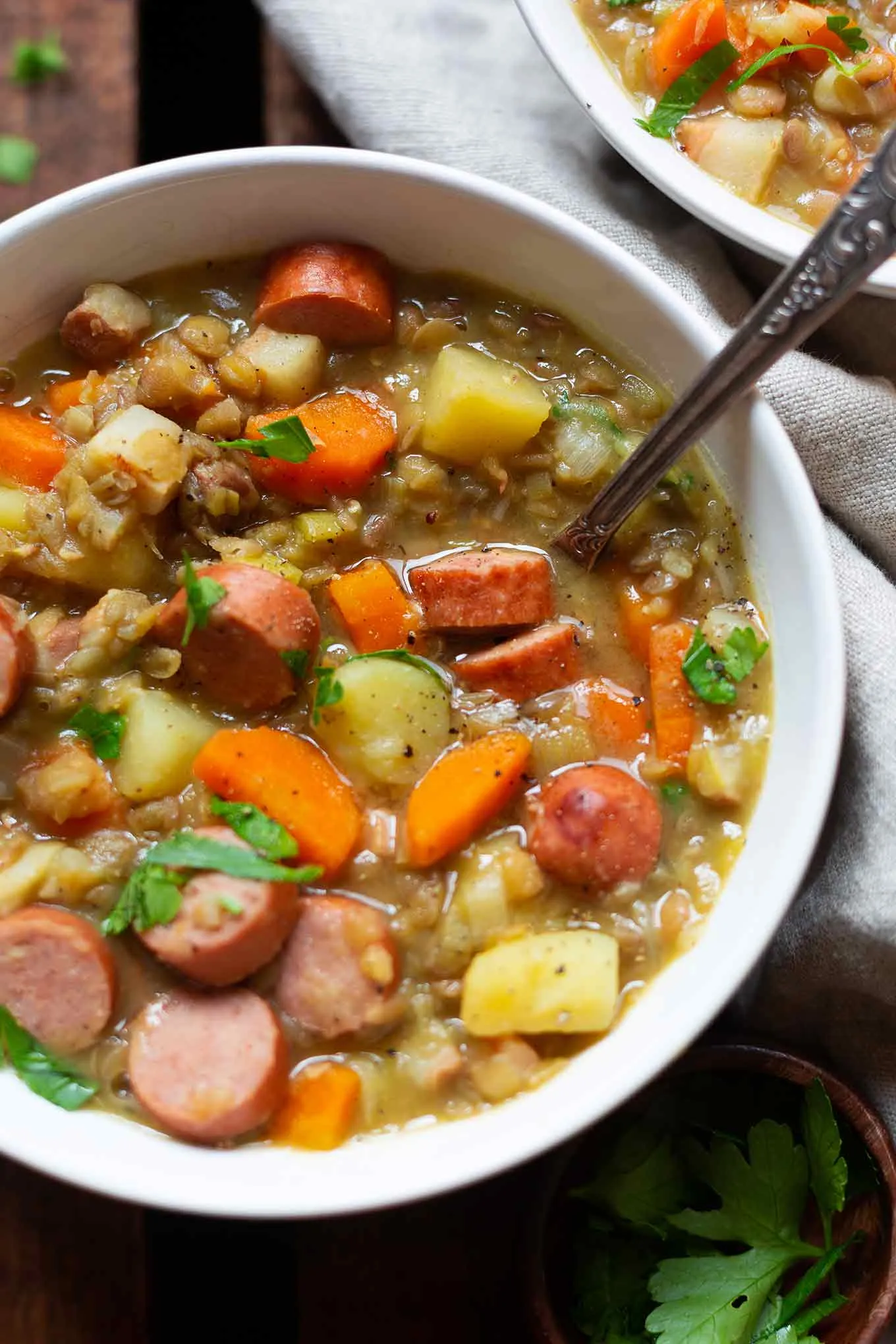 Zwei Schüsseln Linsensuppe mit Würstchen