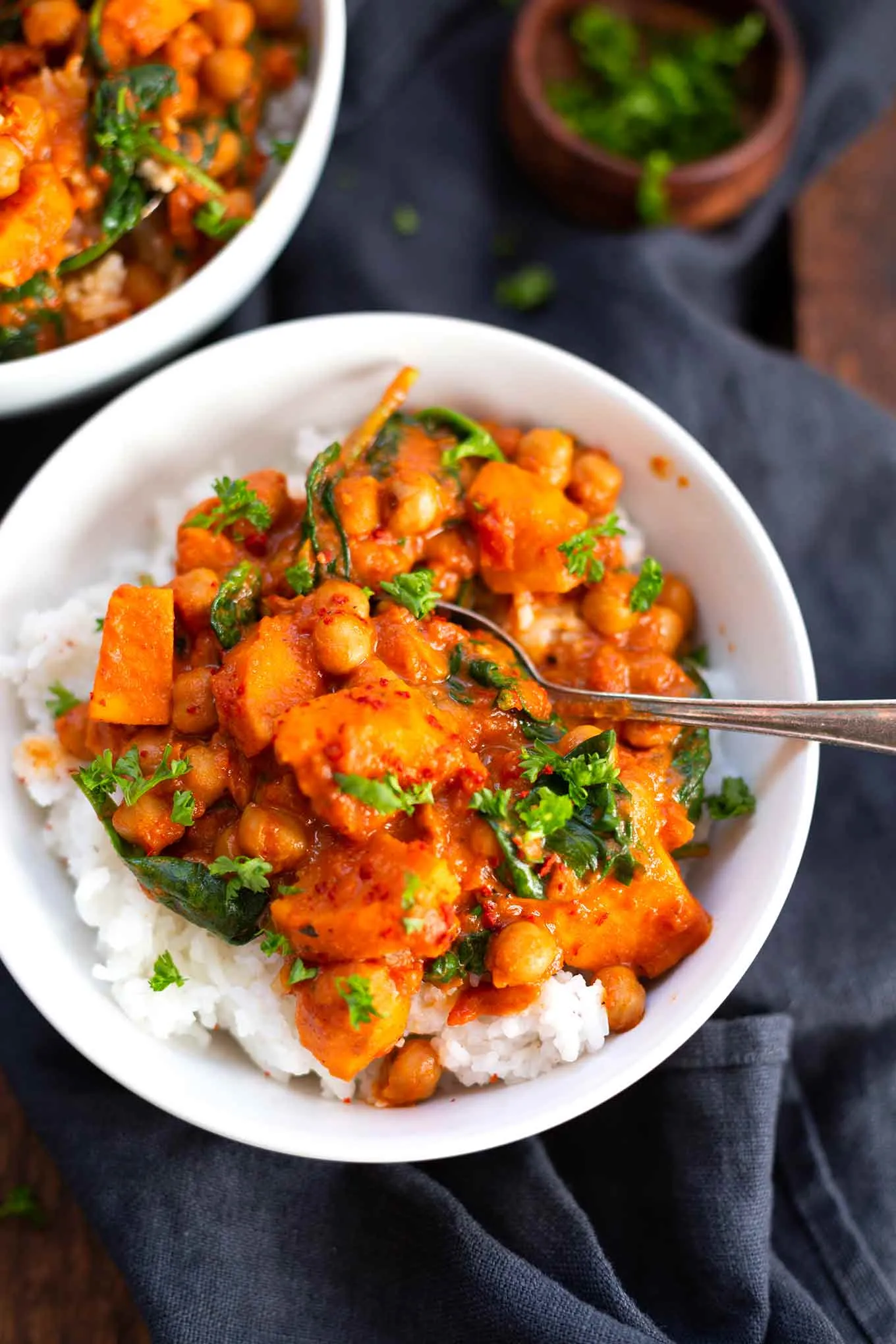 Zwei Schüsseln mit Süßkartoffel-Kichererbsen-Curry