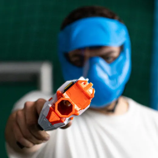 Zwei Spieler in voller Action beim Dart-Blaster Event