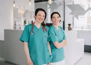 Zwei Tierärzte bei der Beratung in einer Praxis