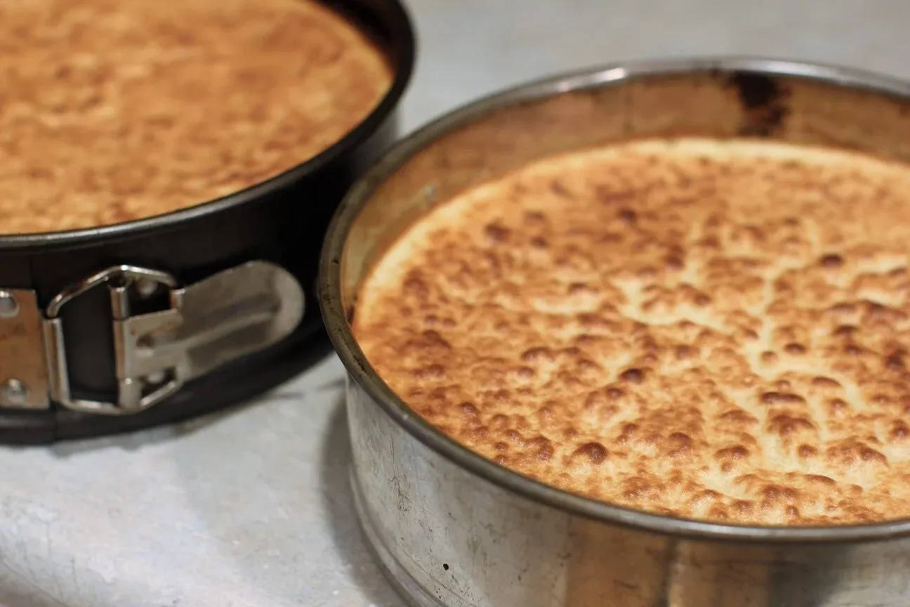 Zwei verschiedene Springformen mit gegrillten Teigschichten