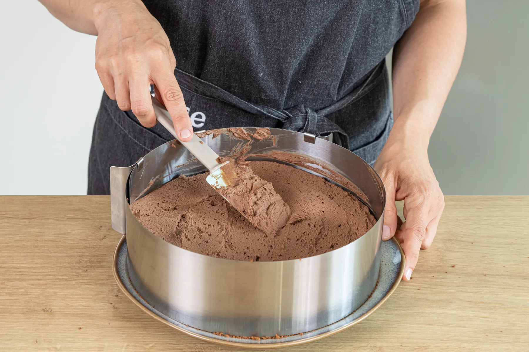 Zweite Schicht Schokocreme auf den mittleren Boden streichen