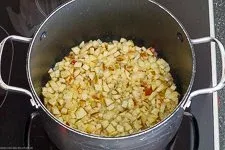 Zwiebel- und Apfelwürfel mit Zucker andünsten
