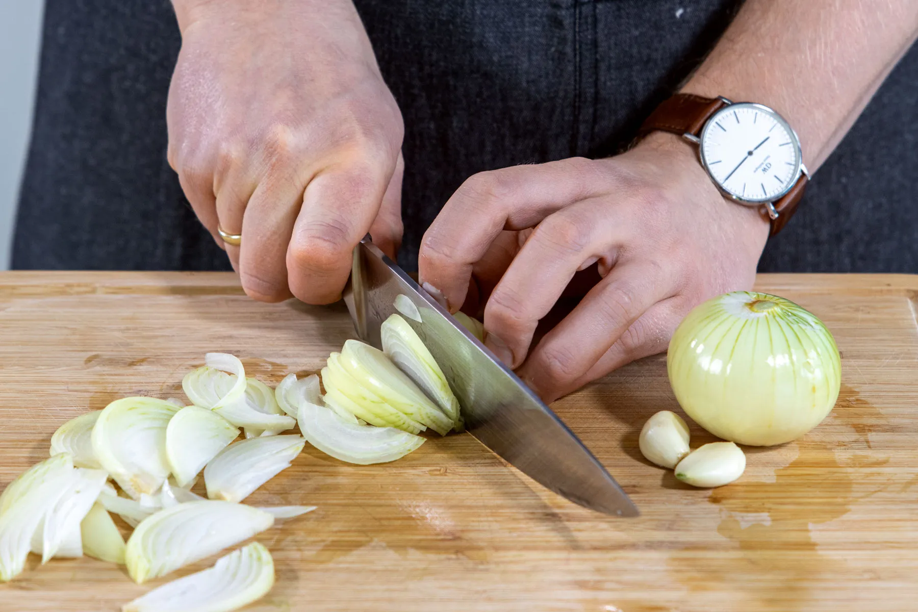 Zwiebeln in Streifen schneiden