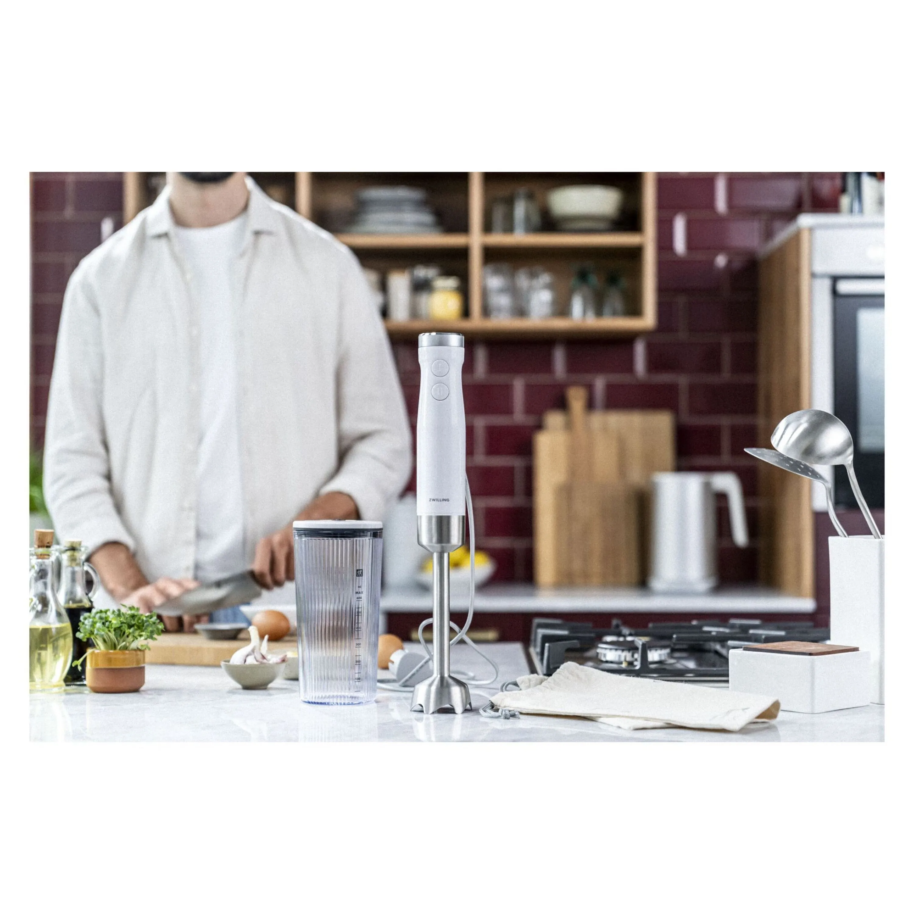 ZWILLING ENFINIGY Stabmixer in Aktion mit Messbecher